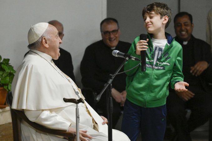 Pope turns Rome catechism class into 'school of prayer'